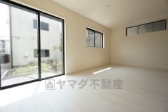 大きな掃き出し窓のあるリビングは、陽光あふれる明るい空間です。ゆったりと寛げる憩いの場となりそうです。