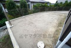 広々としたお庭付き＾＾周囲からの目線も気にならず、BBQやお子様のプールなども楽しめそうです＾＾