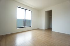 ご夫婦お二人のプライベートシーンを演出する寝室は、大容量のウォークインクローゼット付き。バルコニーに面しており、明るい陽射しが差し込みます。
