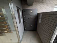 宅配ボックス付き。お仕事中や外出中などの不在時にも荷物が受け取れるのはとっても便利ですね＾＾セキュリティ面でも安心です＾＾ 