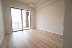 5.4帖洋室。主寝室としてお使いいただけそうなこちらのお部屋は、日当たりが良く、爽やかな風を感じて起きる朝は、快適生活の始まりに。