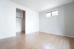 ご夫婦お二人のプライベートシーンを演出する寝室は、大容量のウォークインクローゼット付き。バルコニーに面しており、明るい陽射しが差し込みます。