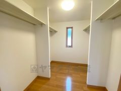 2階には居室から独立したファミリークローゼット付き。ご家族の衣類や荷物をまとめて収納できます＾＾適切な場所に配置することで生活動線を短くし、家事効率も高まりますね＾＾ 