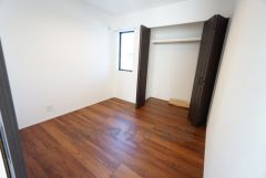 1階4.5帖の洋室。ナチュラル色のフローリングで開放的な優しい雰囲気になっています＾＾