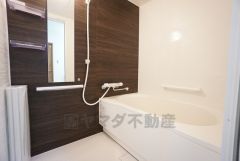 1日の疲れを癒すくつろぎのバスルーム。足を伸ばしてもゆったりと入れるサイズです。