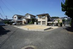 角地なので、開放感が得られます。 また、日差しが入りやすく、家の奥まで明るくなるのが嬉しいポイントです。