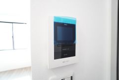 防犯はもちろん、セールスマン対策にもなるモニター付きインターホンです。 来訪者の顔が見えるので安心ですね＾＾