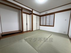 リビング隣には、ホッとできる和室を用意。客間としてはもちろん、お子様のお昼寝スペースや書斎としても活躍してくれそうです＾＾ 