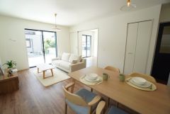大きな窓のあるリビングは、陽光あふれる明るい空間です。居心地良く、ご家族皆がゆったり寛げる憩いの空間となりそうです。