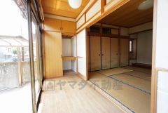 和室隣3.1帖の板間。あたたかな日差しの空間です＾＾