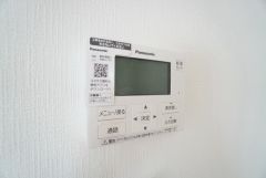 キッチン横からお湯張り、追い炊き、足し湯がボタン一つで楽々操作できる給湯機リモコンです。忙しい夕飯準備の時間帯に重宝しますね。