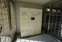 宅配ボックス付き。お仕事中や外出中などの不在時にも荷物が受け取れるのはとっても便利ですね＾＾セキュリティ面でも安心です＾＾ 