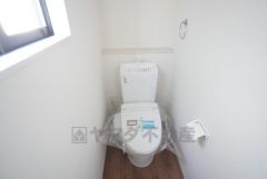 1階2階の2ヶ所にトイレがありますので、忙しい朝にも家族に気を使わず、ゆとりが生まれますね＾＾ 小窓付きで換気する時に便利です＾＾