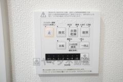 浴室暖房乾燥機には、暖房、乾燥、涼風、換気の4つの機能が付いています。タイマー付きです。換気・雨の日の洗濯も安心です＾＾