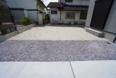 お子様と公園に行けない日も、のびのびお庭で遊べるのがうれしいですね。ガーデニングやお子様のプールなど大活躍です＾＾