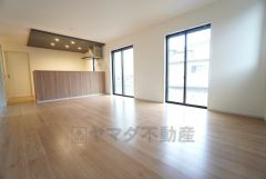 窓から光が差し込む明るいダイニングです＾＾