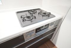 3種類の料理が同時に調理できる、3口ガスコンロ。忙しい夕食の支度時間が短縮できて効率よくお料理が楽しめます。