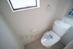 ウォシュレット付きトイレです。1階2階の2ヶ所にトイレがあるので、忙しい朝にもゆとりができますね＾＾