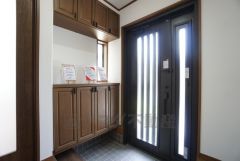 玄関扉にスリットのある明るい玄関です＾＾たっぷり収納できるシューズボックス付きなので、家族全員の靴がきれいに整頓できます。 