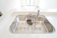 広々とした凸型シンクに洗剤ポケットを標準装備。大きなお鍋など洗いやすいです。