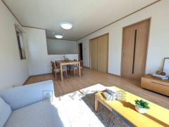 窓から光が差し込む明るいダイニングです＾＾