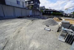 駐車スペースは並列3台分を確保。マイカー用に、お客さま用に、余裕を持ってご利用いただけます。