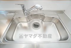 大きなお鍋も楽々洗える幅の広いシンクです＾＾ステンレスシンクなので簡単にお掃除できますよ。洗剤やスポンジもすっきりできる収納付き。