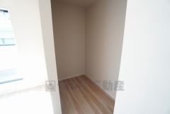 洋室にはウォークインクローゼットが設けられています。たっぷり収納できるので衣替えの心配もいりませんね＾＾