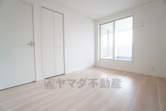 家具を選ばないナチュラルなフローリングとシンプルなクロスです＾＾