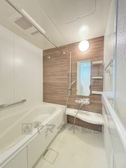 1日の疲れを癒すくつろぎのバスルーム。足を伸ばしてもゆったりと入れるサイズです。お子様と一緒にお風呂に入っても狭くないですね＾＾ 