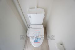 温水洗浄機付トイレです。トイレは2ヶ所設けられているので、来客時にも気兼ねなく使えますね。