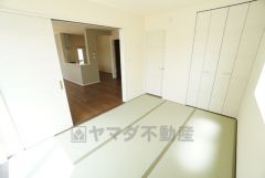 リビングからの続き間として和室をご用意しました。普段はリビングとつなげて開放的なスペースとして。来客時には客間としてお使いいただけます。