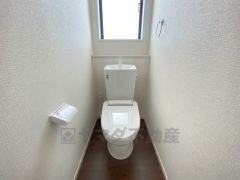1階2階の2ヶ所にトイレがありますので、忙しい朝にも家族に気を使わず、ゆとりが生まれますね＾＾ 小窓付きで換気する時に便利です＾＾