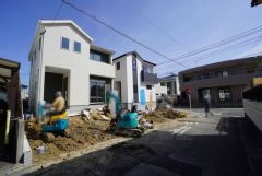 前面道路は南西側約4.6ｍの公道に面しています。