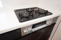 3種類の料理が同時に調理できる、3口ガスコンロ。忙しい夕食の支度時間が短縮できて効率よくお料理が楽しめます。