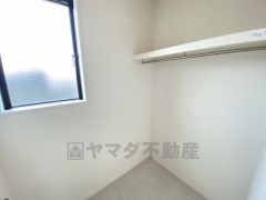 2階廊下に居室から独立したファミリークローク付き。大きめのスーツケースなどもすっきりと収納できます＾＾