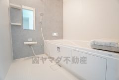 1日の疲れを癒すくつろぎのバスルーム。足を伸ばしてもゆったりと入れるサイズです。お子様と一緒にお風呂に入っても狭くないですね＾＾