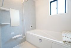 1日の疲れを癒すくつろぎのバスルーム。足を伸ばしてもゆったりと入れるサイズです。お子様と一緒にお風呂に入っても狭くないですね^^