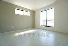 8帖。主寝室としてお使いいただけそうなこちらのお部屋は、日当たりが良く、爽やかな風を感じて起きる朝は、快適生活の始まりに。