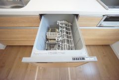 炊事時間を大幅に短縮できる食器洗浄乾燥機付き＾＾食器を洗う手間が減るので家族とのコミュニケーションの時間や自分の時間が増えますね。