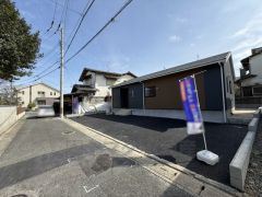 前面道路北側約4ｍ公道。スーパー、コンビニ、ドラッグストアまで徒歩約9分圏内＾＾