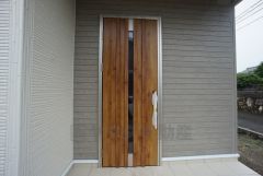 玄関扉にスリットのある明るい玄関です＾＾