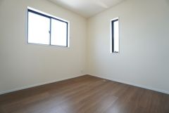 5帖洋室。角部屋ならではの2面採光。陽のあたる時間が長く、冬でもあたたかいです。日当たりがよく、子供部屋としての利用もおすすめ。
