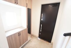たっぷり収納できるシューズボックスです。家族全員の靴がきれいに整頓できます。棚の上にお花や写真を飾っても良いですね。