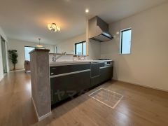 対面式キッチンなのでリビングにいるご家族とコミュニケーションを取りながら洗い物や、お料理が楽しめそうですね＾＾