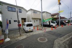 南東側約4ｍの公道に面しています。