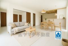 19.1帖。家族が集まる開放的なリビング。思い思いの時間を過ごしたり食事をしたり、素敵な団らんの場になりますね。家具はCGによるイメージ画像