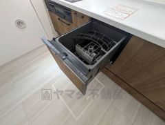 炊事時間を大幅に短縮できる食器洗浄乾燥機付き＾＾食器を洗う手間が減るので家族とのコミュニケーションの時間や自分の時間が増えますね。