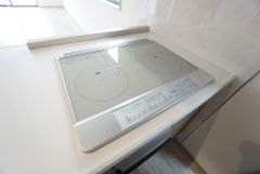 お手入れのしやすいIHクッキングヒーターです。3口コンロなので、効率よくお料理が楽しめます。毎日のお料理も楽しくなりますね＾＾