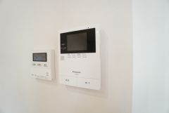 防犯はもちろん、セールスマン対策にもなるモニター付きインターホンです。お子さん1人での留守番時にも活躍しそうです。